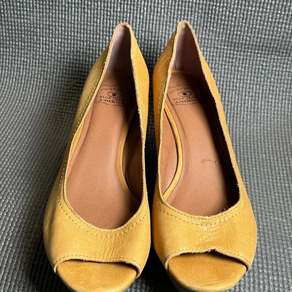 Lucky Brand Issy 2 Wedge Heels Womens 8.5M Yellow Leather Slip On Peep Toe‎